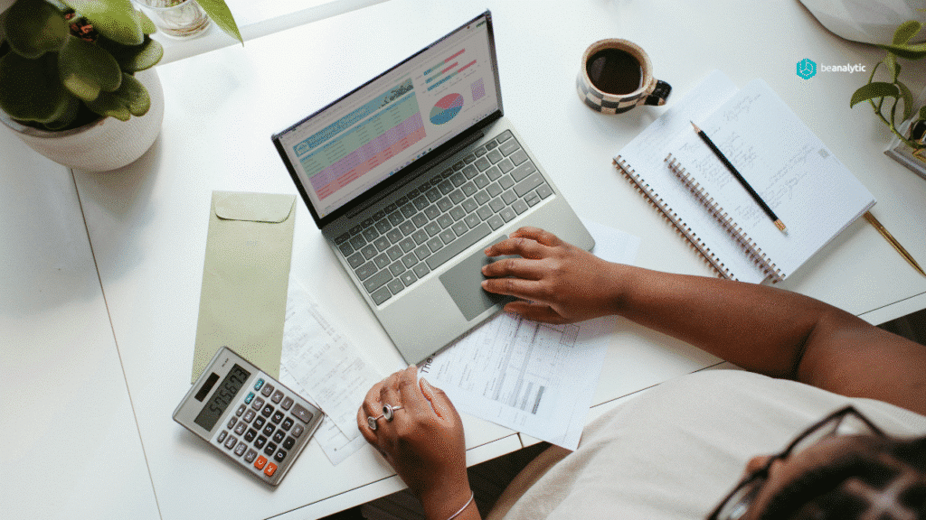 Pessoas operando notebooks e sistemas digitais em ambiente corporativo, simbolizando o trabalho colaborativo de empresas de outsourcing de TI focadas em eficiência e inovação.