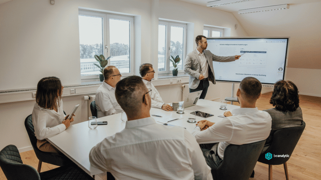 Executivos analisando estratégias de terceirização de tecnologia em uma reunião, representando os diferentes tipos de outsourcing de TI e o processo de escolha do modelo ideal para cada empresa.
