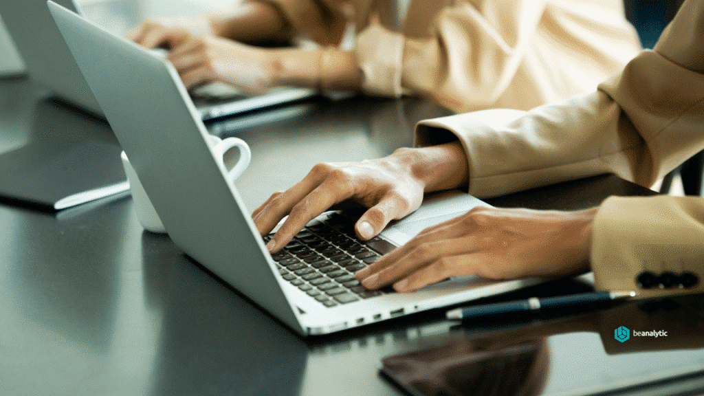 Equipe de consultoria de dados avaliando relatórios e indicadores de desempenho, simbolizando o uso inteligente de dados para apoiar decisões corporativas e estratégias de negócio.
