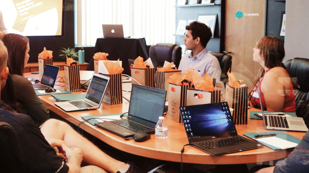 Pessoas operando notebooks e sistemas digitais em ambiente corporativo, simbolizando o trabalho colaborativo de empresas de outsourcing de TI focadas em eficiência e inovação em bi