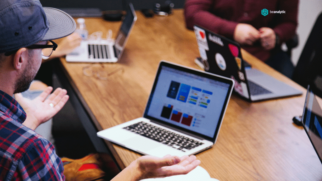 Profissionais de TI trabalhando em computadores em um escritório moderno, representando equipes especializadas em outsourcing de tecnologia da informação.