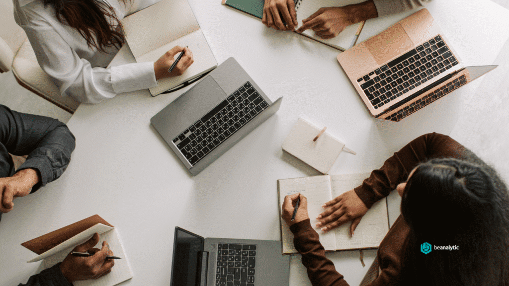 Equipe de profissionais de tecnologia trabalhando em ambiente corporativo moderno, ilustrando o conceito de outsourcing de TI e as vantagens da terceirização de serviços tecnológicos para empresas.