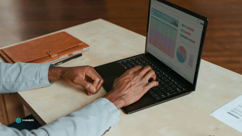 Profissional de dados analisando painéis de BI em múltiplas telas, representando o momento ideal para optar pelo outsourcing de Engenharia de Dados e acelerar a integração, automação e governança das informações corporativas.