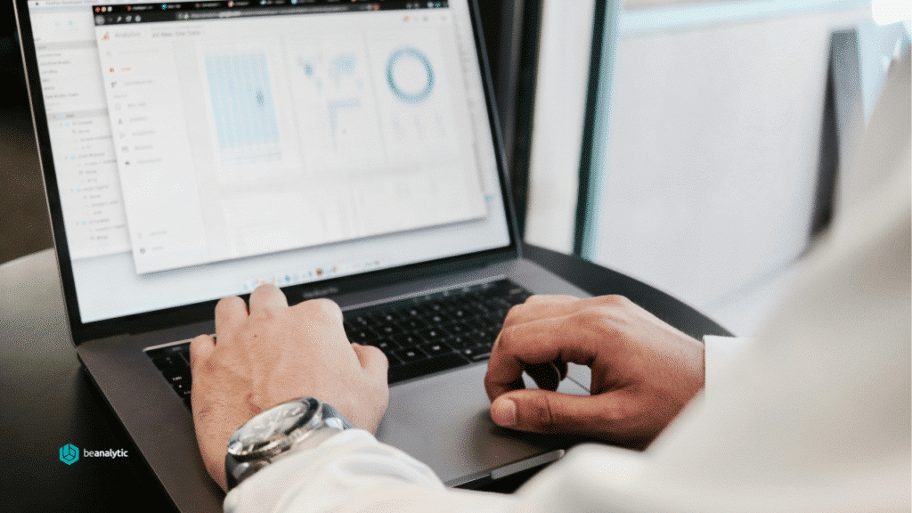 Engenheiro de dados utilizando ferramentas de BI para transformar informações em insights estratégicos, exemplo de outsourcing de engenharia de dados.