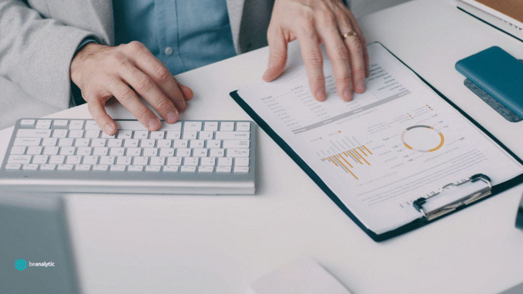 Gestor analisando relatórios de performance e indicadores financeiros em um tablet, representando a análise de resultados e retorno sobre investimento obtidos com uma consultoria de dados.