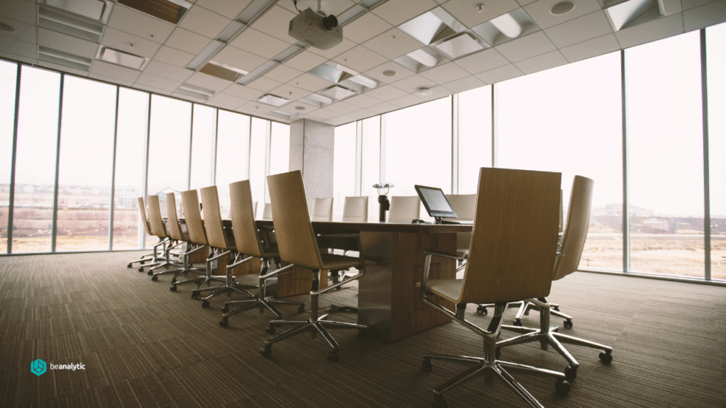 Profissionais analisando gráficos e indicadores em uma grande tela, representando a comparação entre consultoria de dados e equipe interna, destacando estratégias de negócios orientadas por dados.