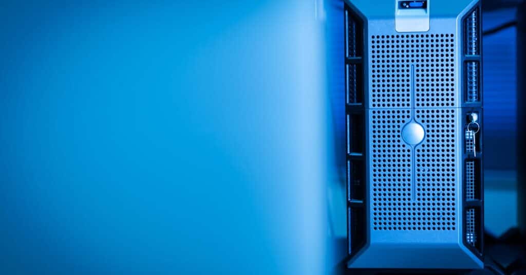 Computador em ambiente azul claro. de data warehouse