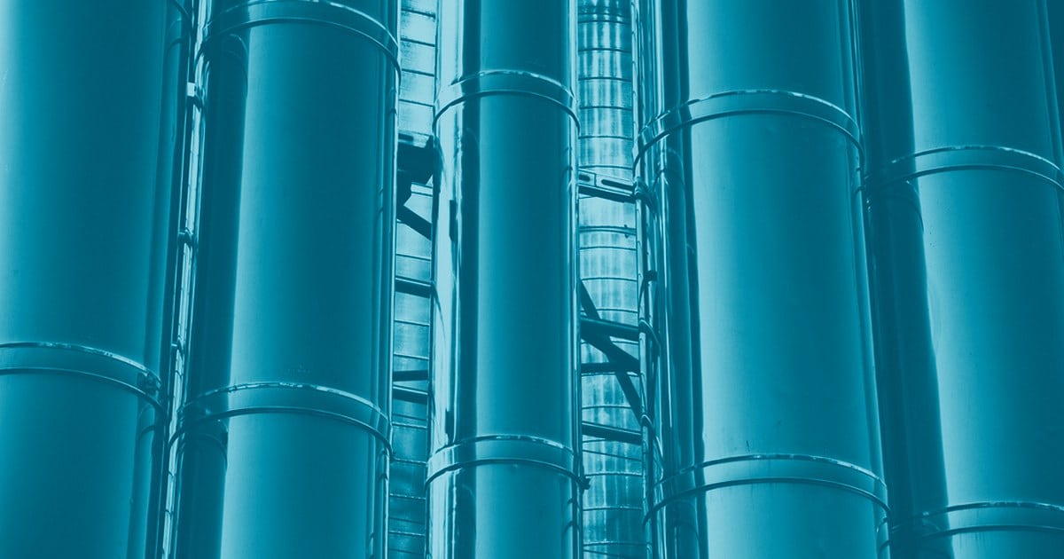 Tubulações metálicas representando o encanamento de um pipeline de dados