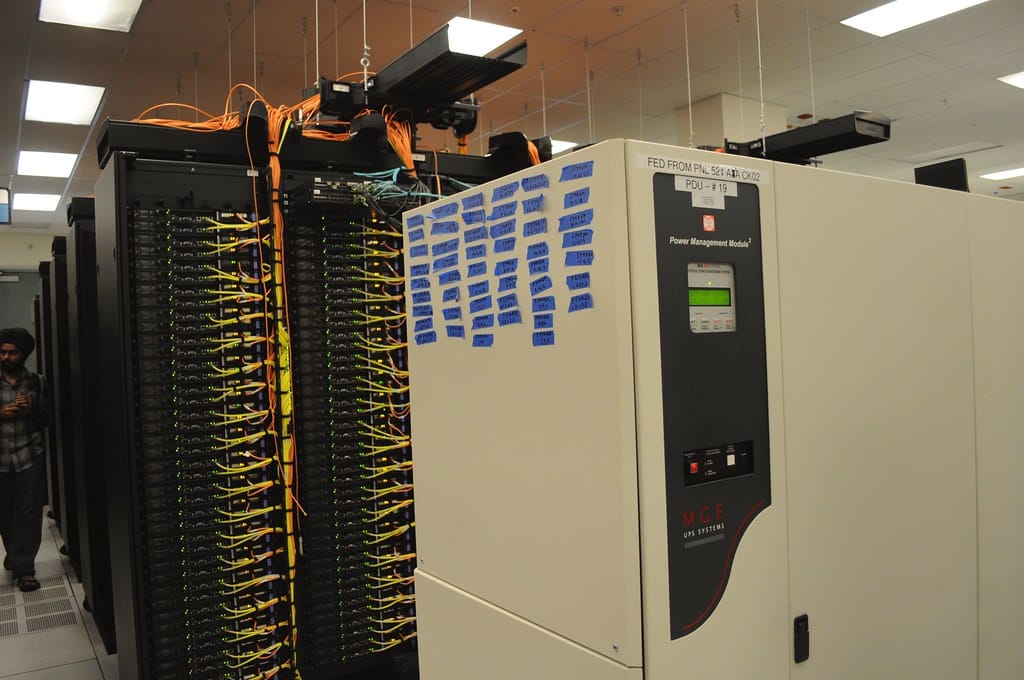 Racks de servidores com cabeamento de rede em um data center, infraestrutura de armazenamento de dados