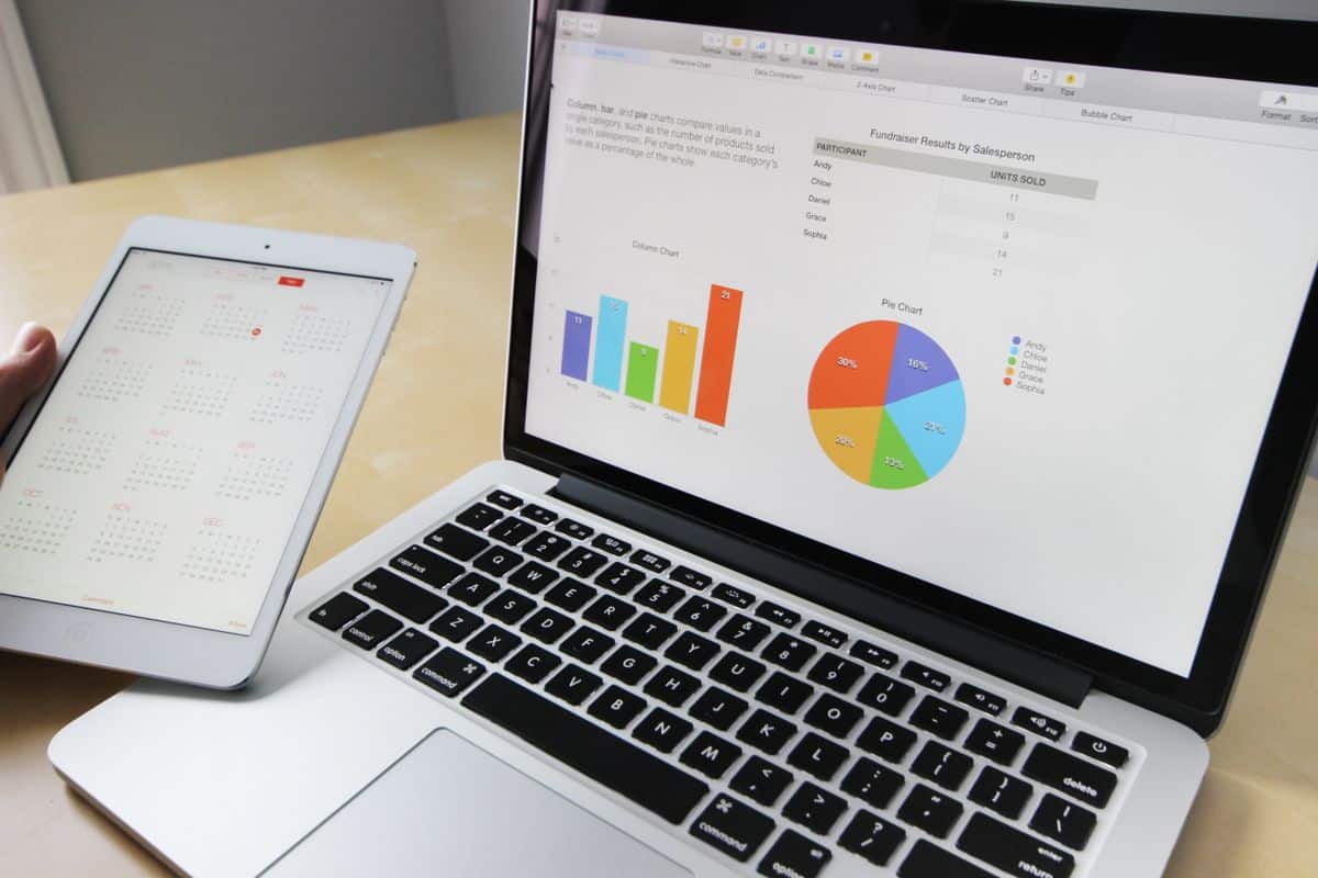 Relatorio impresso com graficos e notebook durante analise de dados