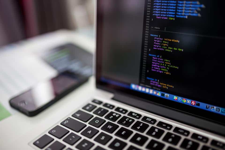 Código de transformação de dados em tela de notebook, representando a etapa de transformação em pipelines ELT