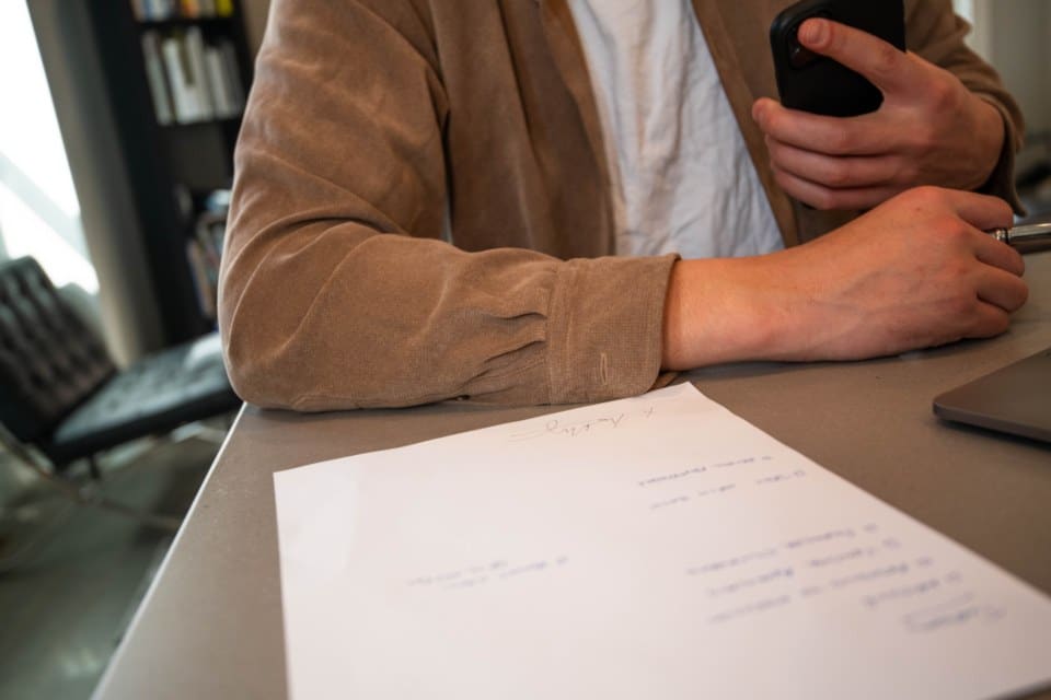 Pessoa revisando cuidadosamente um contrato antes de assinar
