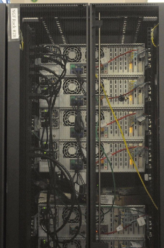 Rack de servidores em data center representando a infraestrutura de Big Data
