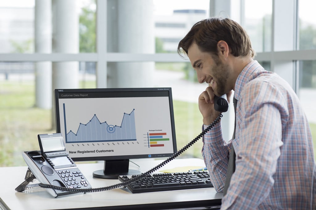 Equipe de negócios em reunião analisando dados e relatórios