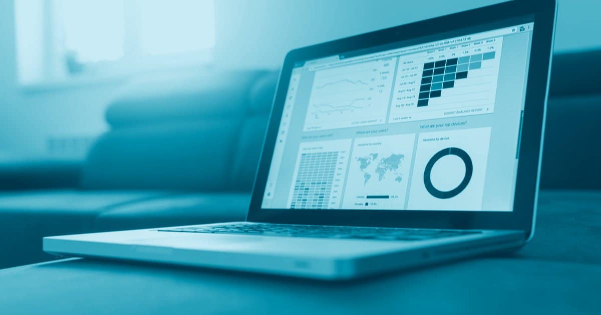 Gestor analisando dashboard de business intelligence em uma tela