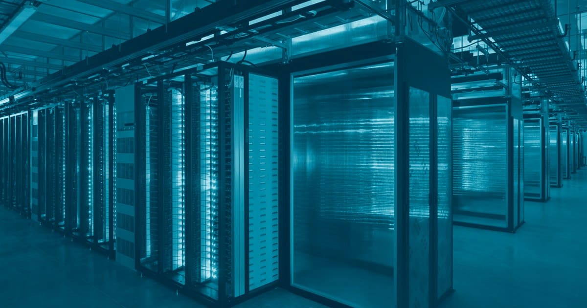 Data center com servidores em tom azul, representando arquitetura de dados ETL vs ELT