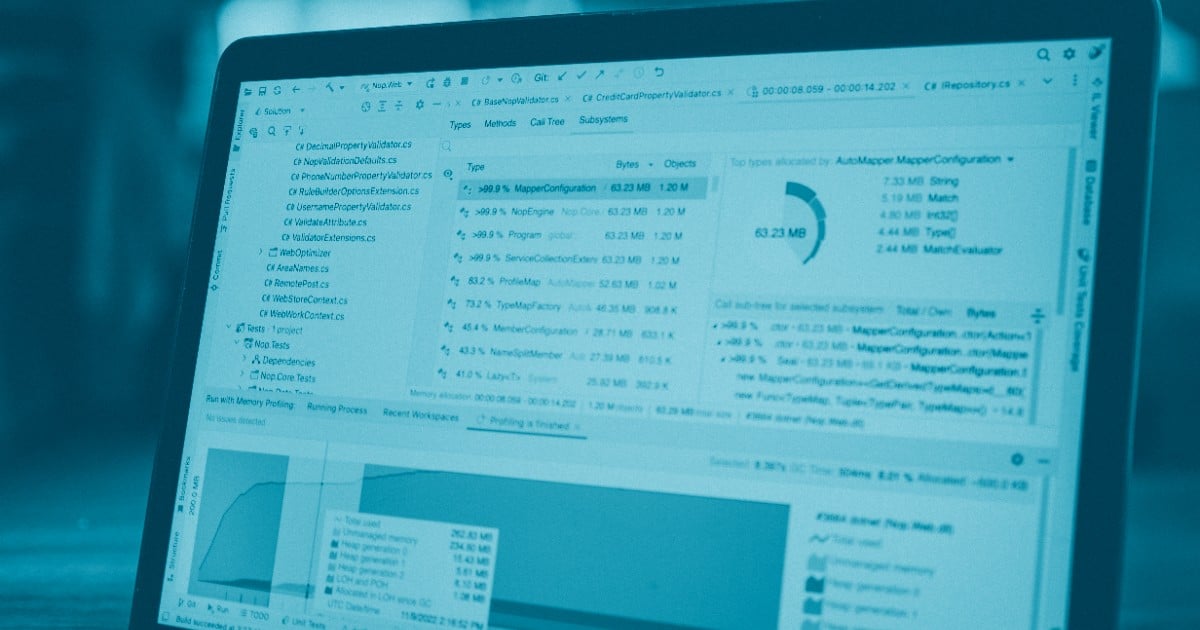 Profissional de ciência de dados analisando código e modelos preditivos em laptop