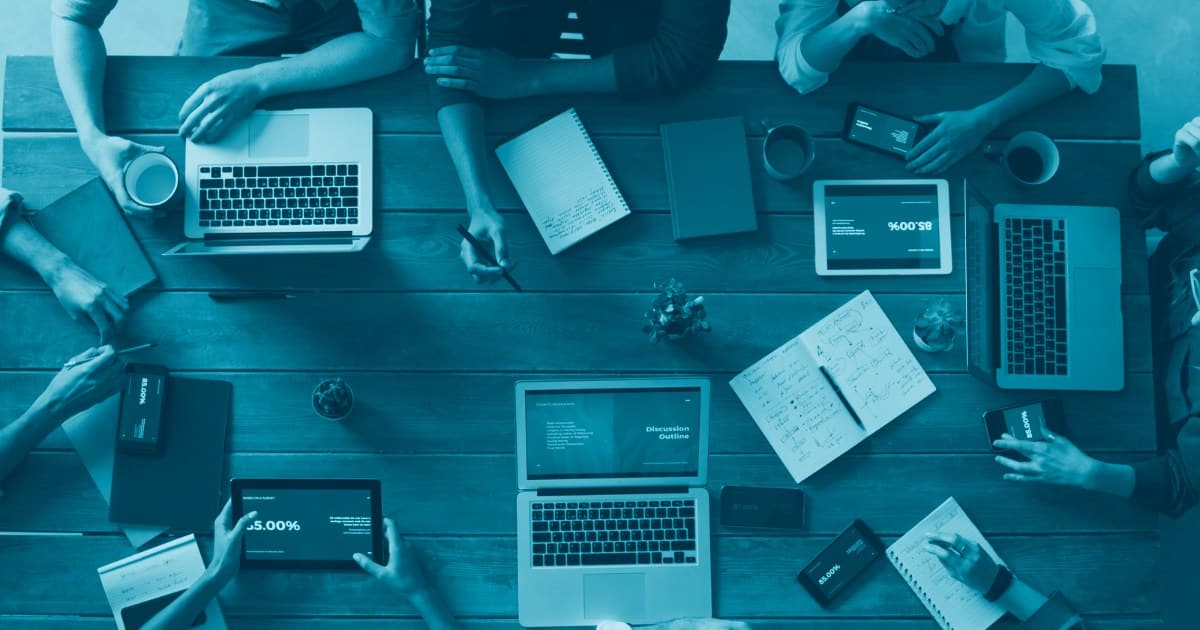 Reunião de decisão entre empresa e consultoria de Business Intelligence