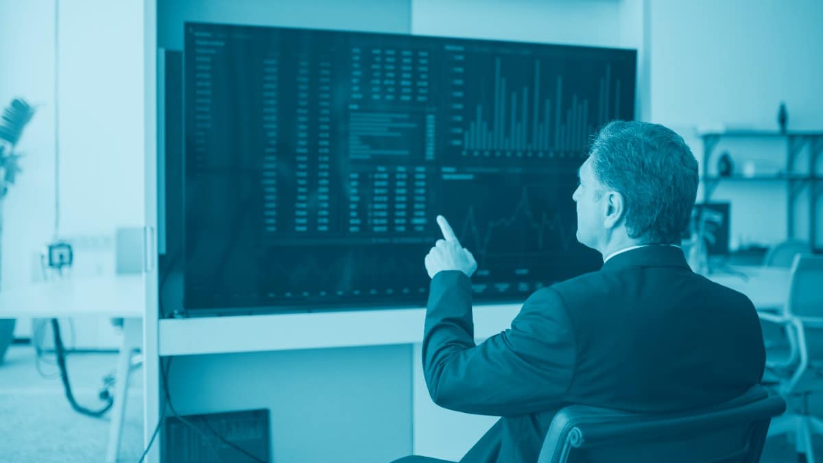 Consultor de Power BI apresentando dashboard para equipe de gestão