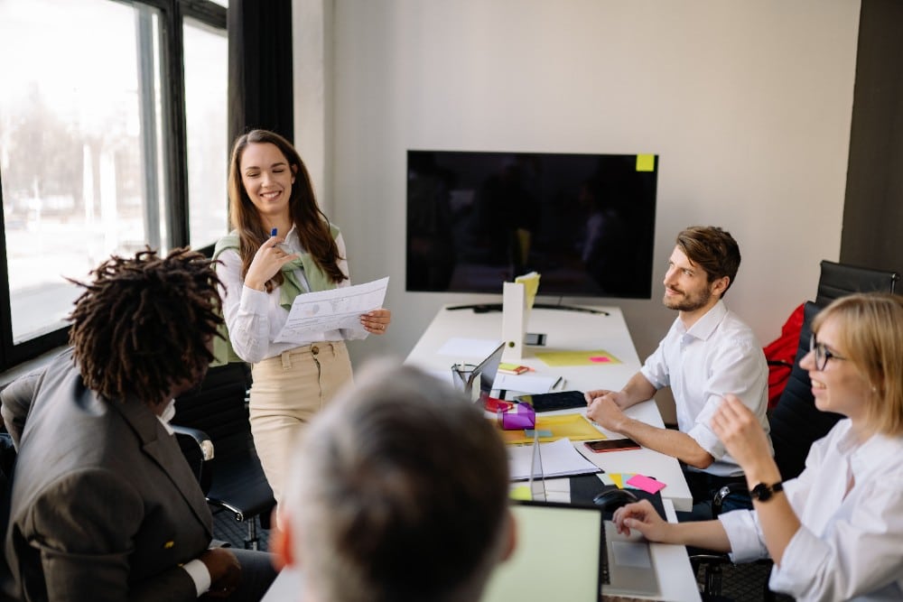 Comparativo entre equipe interna e consultoria terceirizada de Power BI