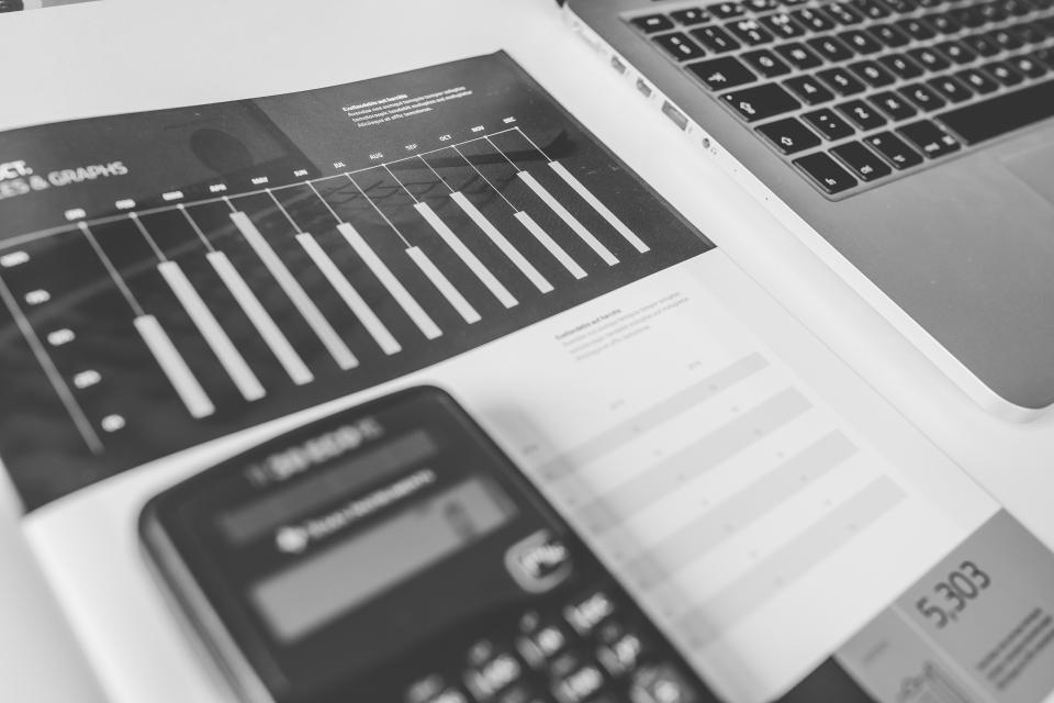 Calculadora e números usados para orçamento financeiro