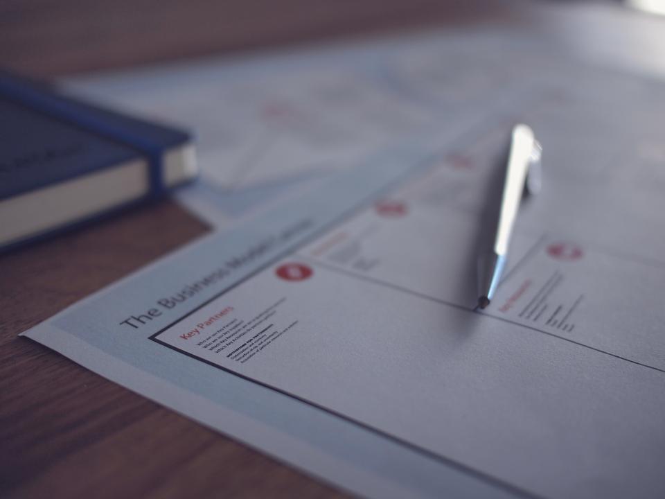Documento de negócios com dados financeiros