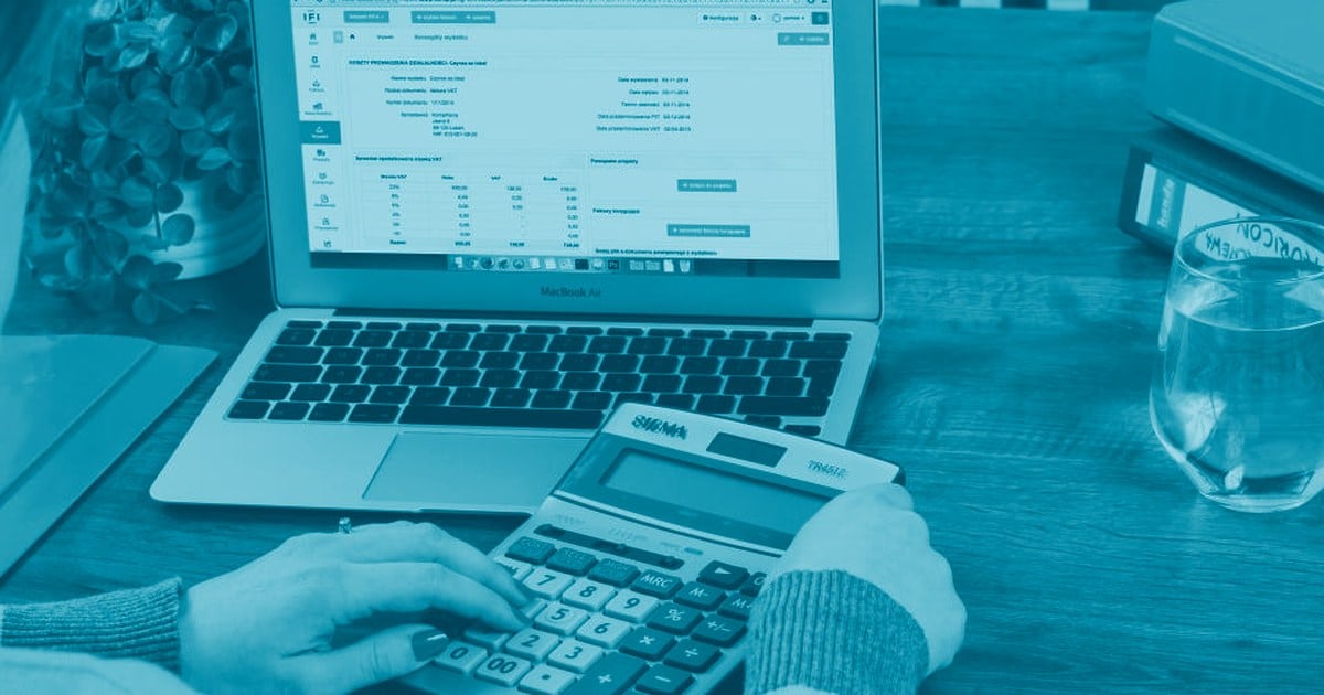 Planilha de orçamento sendo analisada para projeto de consultoria de dados