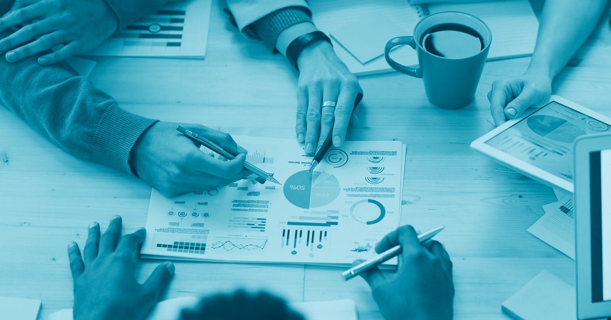 Dashboard executivo com indicadores estratégicos em painel azul