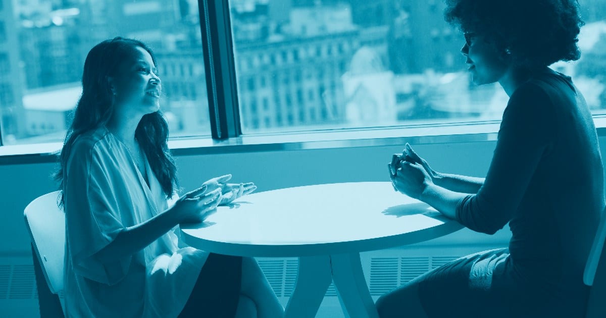 Decisor avaliando propostas de consultorias de dados com checklist