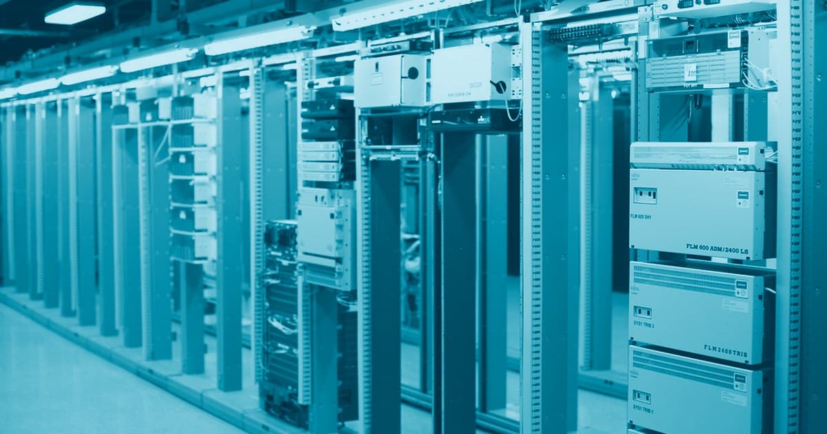 Capa: data lake vs data warehouse, sala de servidores em tom azul duotone