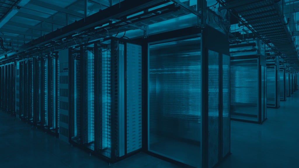 Servidores de data center representando engenharia de dados