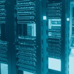 Data center com racks de servidores organizados, representando um data warehouse empresarial