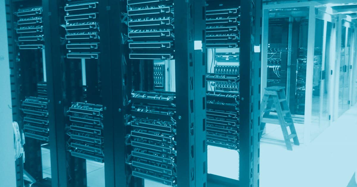Data center com racks de servidores organizados, representando um data warehouse empresarial