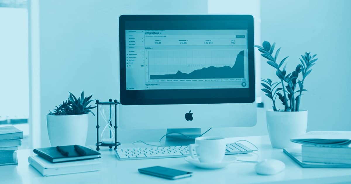 Equipe corporativa analisando relatório de Power BI em notebook