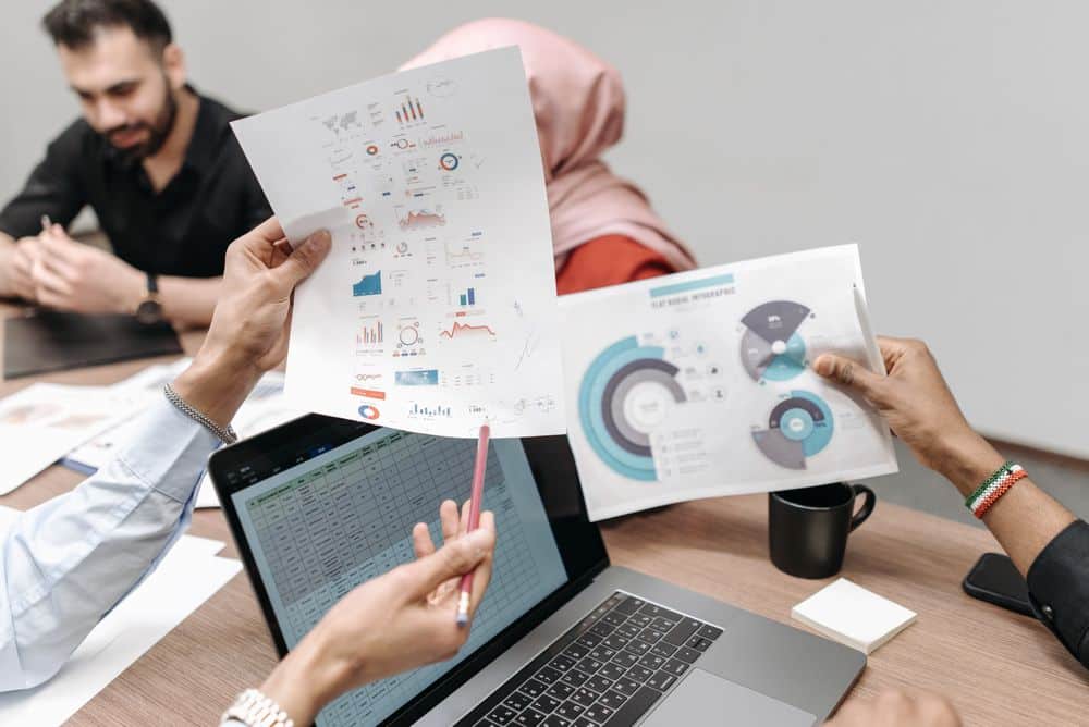 Tabela comparando business intelligence e planilhas de Excel