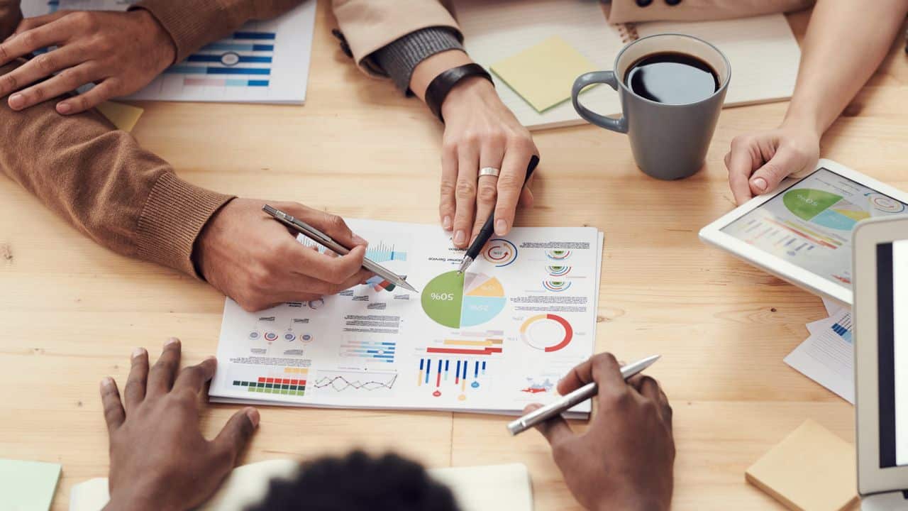 Equipe de consultoria de BI em reunião de diagnóstico com cliente