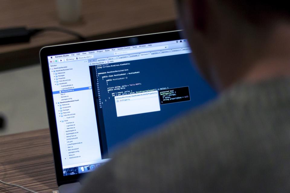 Pessoa trabalhando em notebook, representando desenvolvimento de pipelines de engenharia de dados