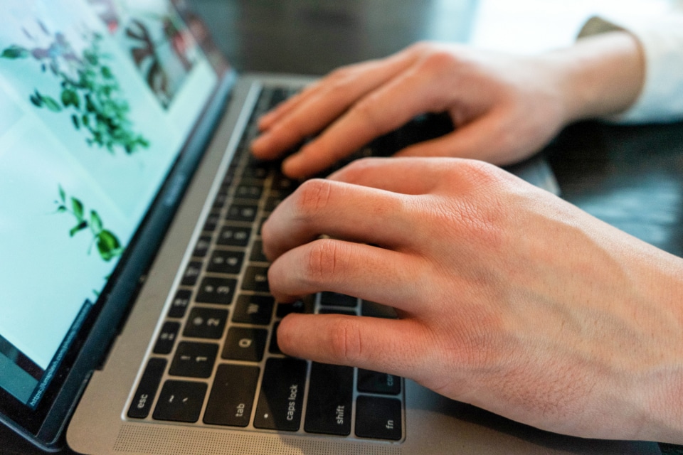 Mãos digitando em notebook representando pipelines e engenharia de dados