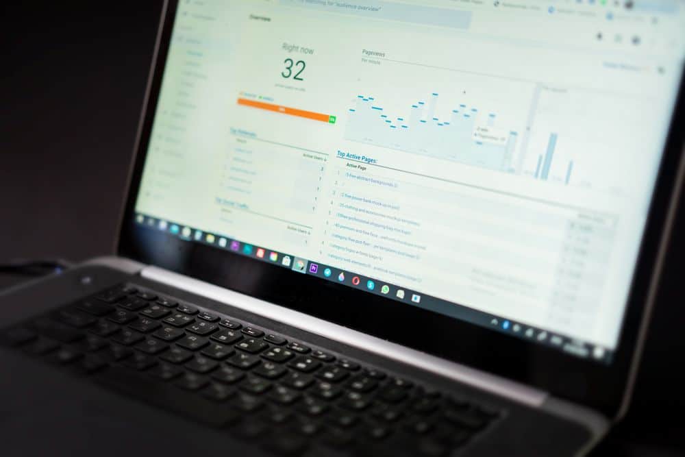 Tabela de indicadores de desempenho de vendas, financeiro e marketing