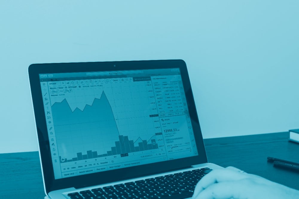 Painel de visualizações do Power BI Desktop mostrando gráfico de colunas e de linhas