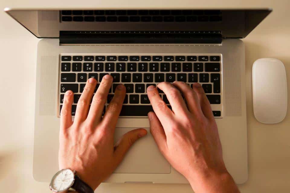 Pessoa digitando no notebook durante a montagem de um dashboard no Power BI
