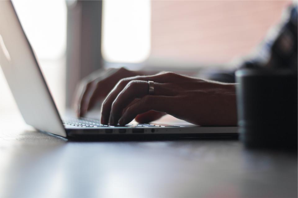 Mãos digitando no teclado durante a construção de um dashboard de Power BI