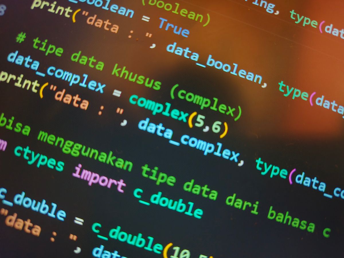 Código Python em editor automatizando análise de dados empresarial