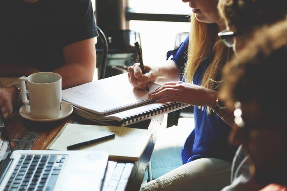 Equipe reunida discutindo indicadores de negócio em escritório