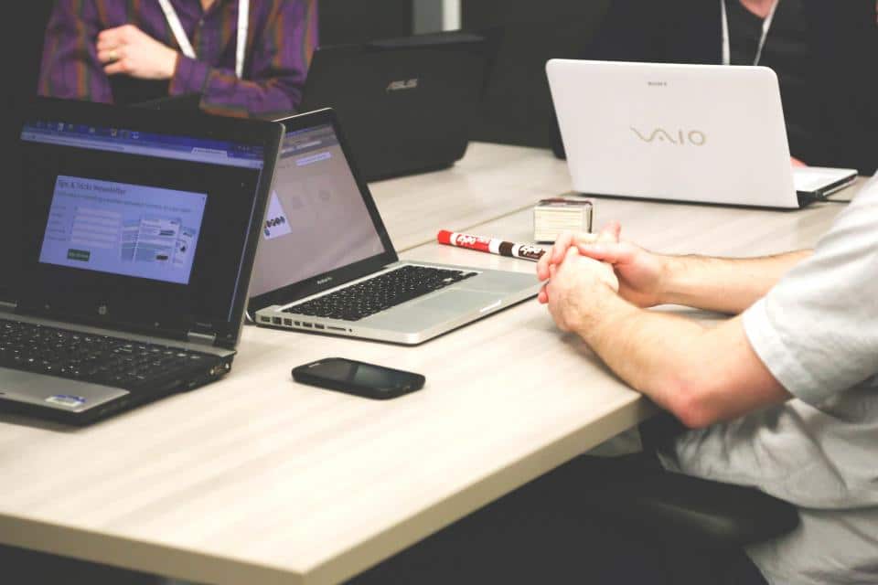 Equipe de negócios analisando dados em notebook