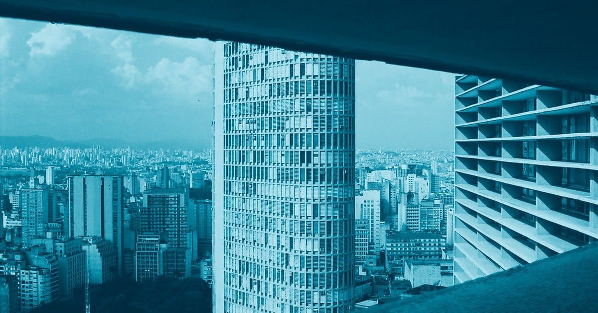 Reunião de negócios sobre consultoria de BI em escritório em São Paulo