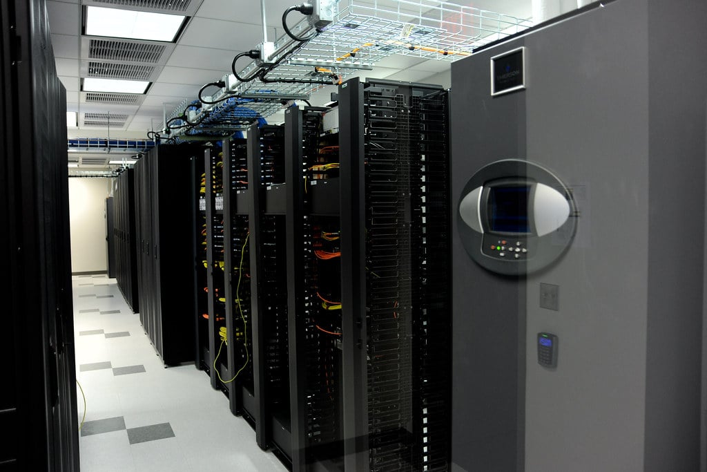Corredor de data center com racks de servidores modernos