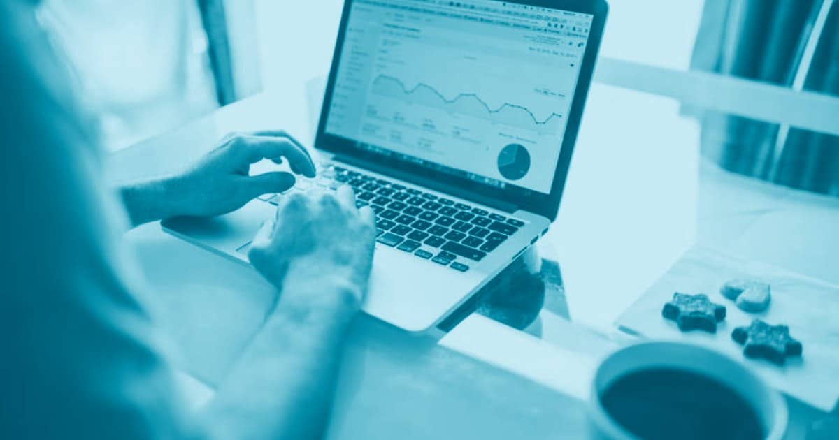 Capa em duotone azul beAnalytic: dashboard de dados de marketing