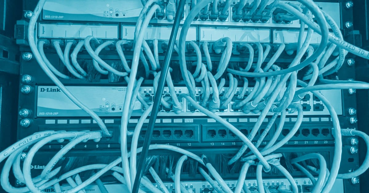 Cabo de rede simbolizando fluxo de dados em tempo real