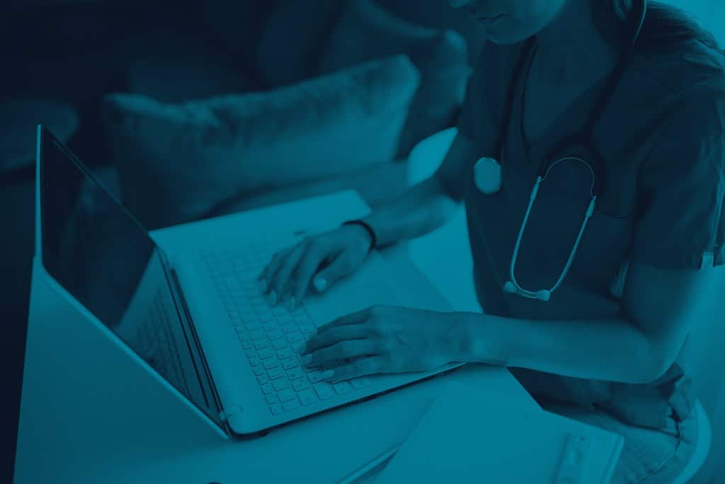 Profissional de saúde atualizando registros de paciente em clínica moderna